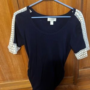 Motherhood maternity 3/4 shirt. Navy blue and white size medium